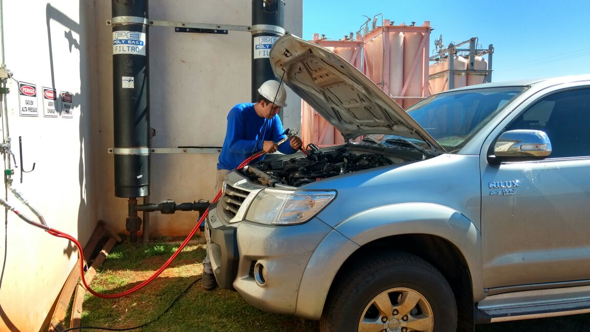 Produtor no Paraná abastece carro com biocombustível feito de dejetos animais