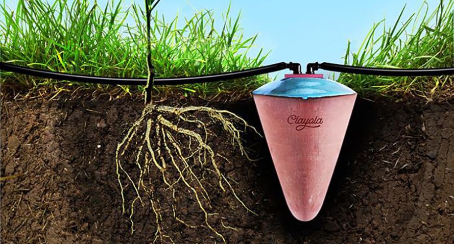 Pote cerâmico utiliza técnica egípcia para irrigar plantas por até 1 mês