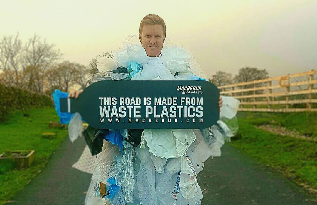 Engenheiro britânico usa plástico reciclado para criar asfalto 60% mais resistente