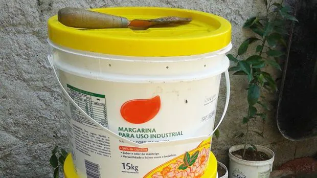 Aprenda a fazer uma composteira caseira reutilizando baldes de margarina