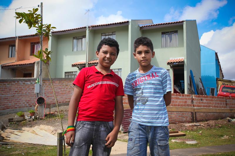 Gustavo Afonso da Silva, 11, e o Marcos Vinícius Pinto da Luz, 9, também ajudaram. | Foto: Rafael Silva/Prefeitura de Curitiba
