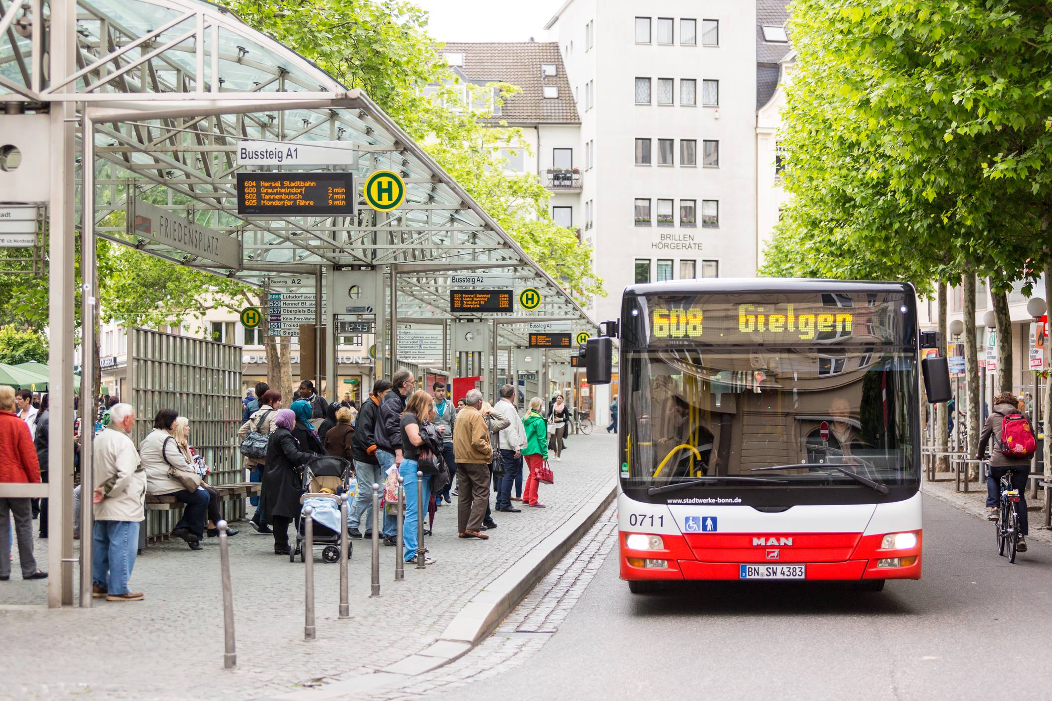 Остановка приезд. Общественный транспорт в Германии. Остановки общественного транспорта в Германии. Автобусные остановки в Германии. Автобусы в Европе.