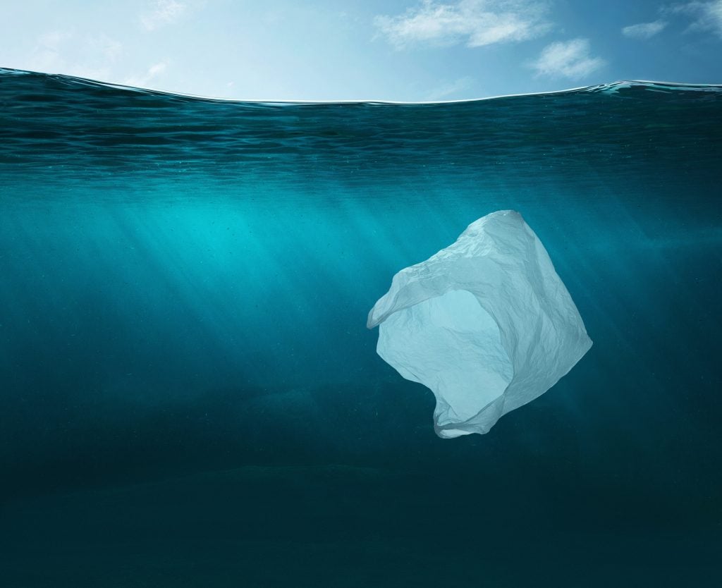 plástico nos oceanos