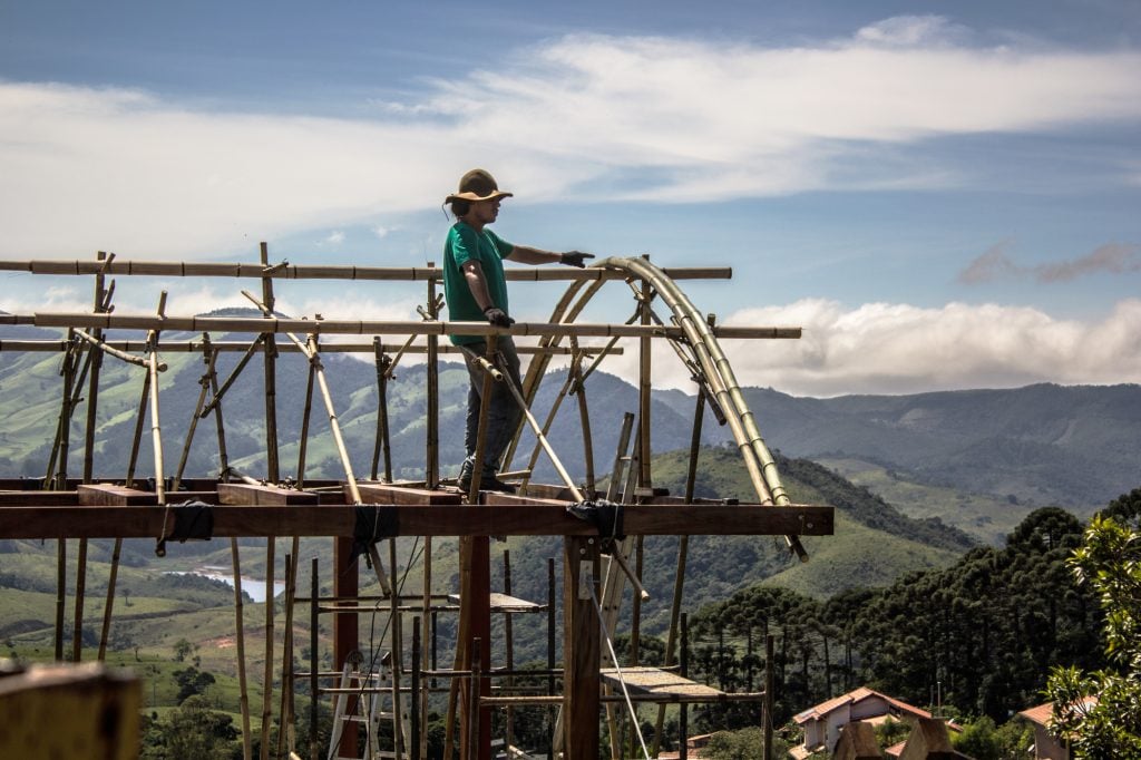 O bambuzeiro Bruno Sales vai conduzir uma visita guiada em casa na Ecovila Clareando, onde ergueu o telhado de bambu