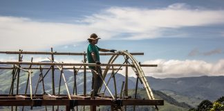 O bambuzeiro Bruno Sales vai conduzir uma visita guiada em casa na Ecovila Clareando, onde ergueu o telhado de bambu