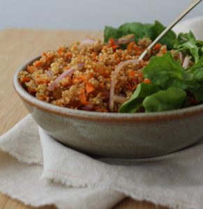 Salada de quinua com cenoura e damasco seco