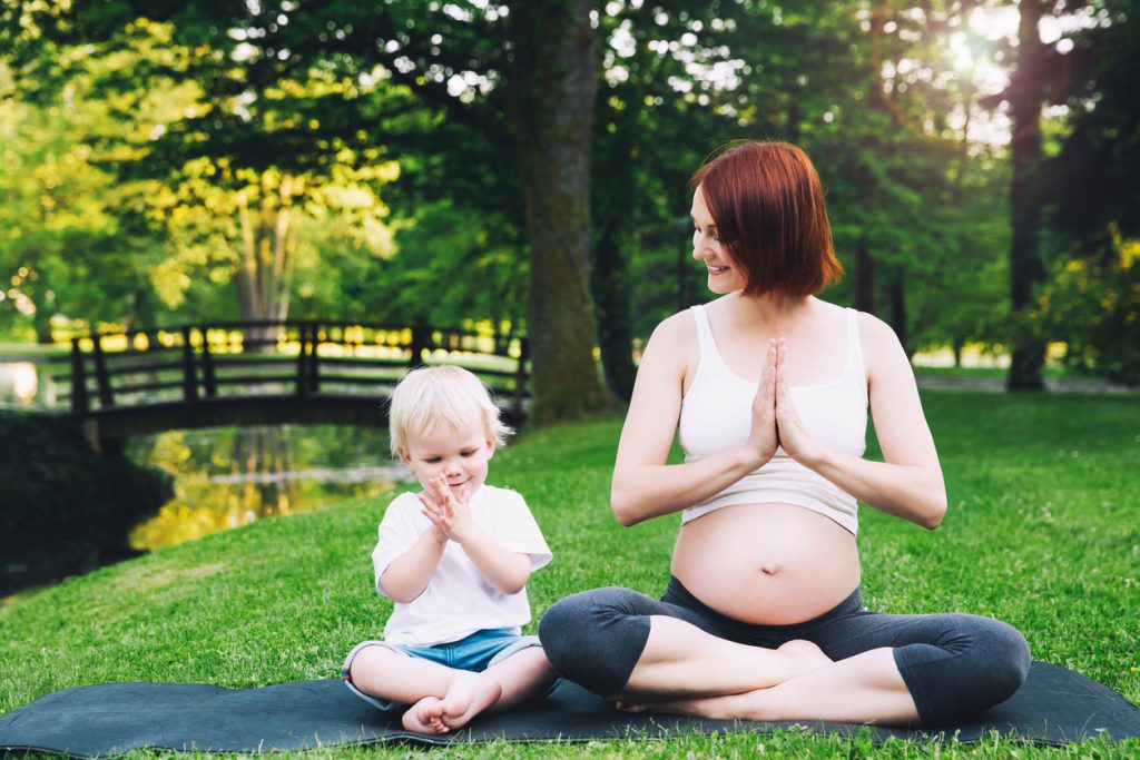 yoga mulher grávida áreas verdes mãe criança