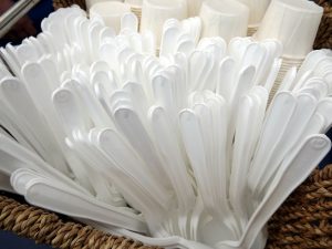 Talheres e copos de plástico descartável