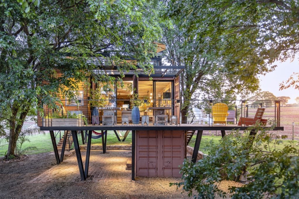 casa suspensa em conteiner