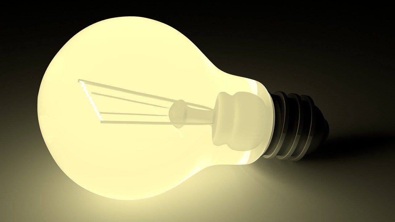 Enel SP troca lâmpadas usadas por LED para moradores da Zona Leste