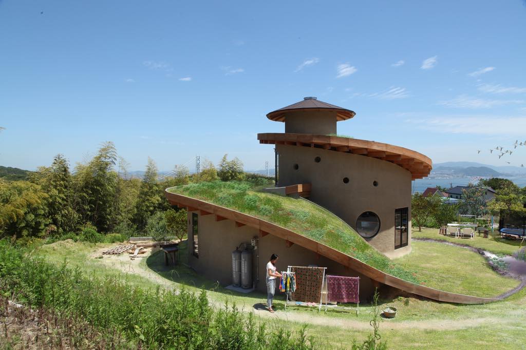 Casa espiral é construída com madeira, terra e telhado verde | CicloVivo