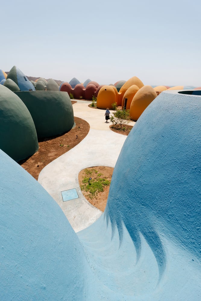 Vila colorida no Irã é construída com sacos de terra | CicloVivo