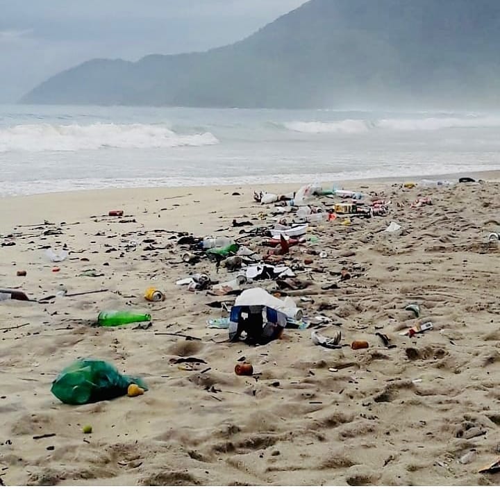 Lixo na praia de Maresias