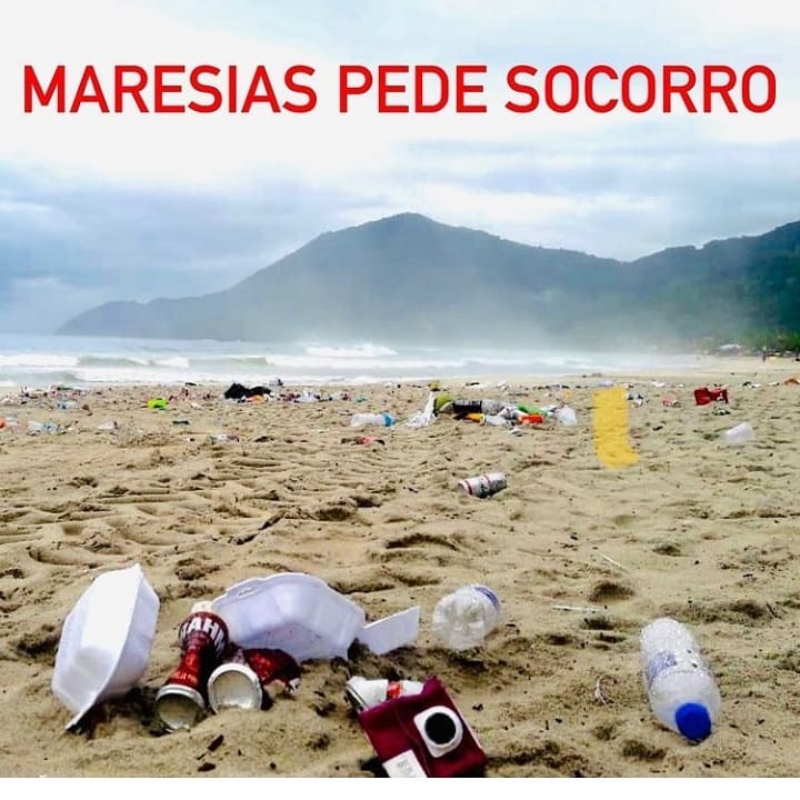 Lixo na praia de Maresias