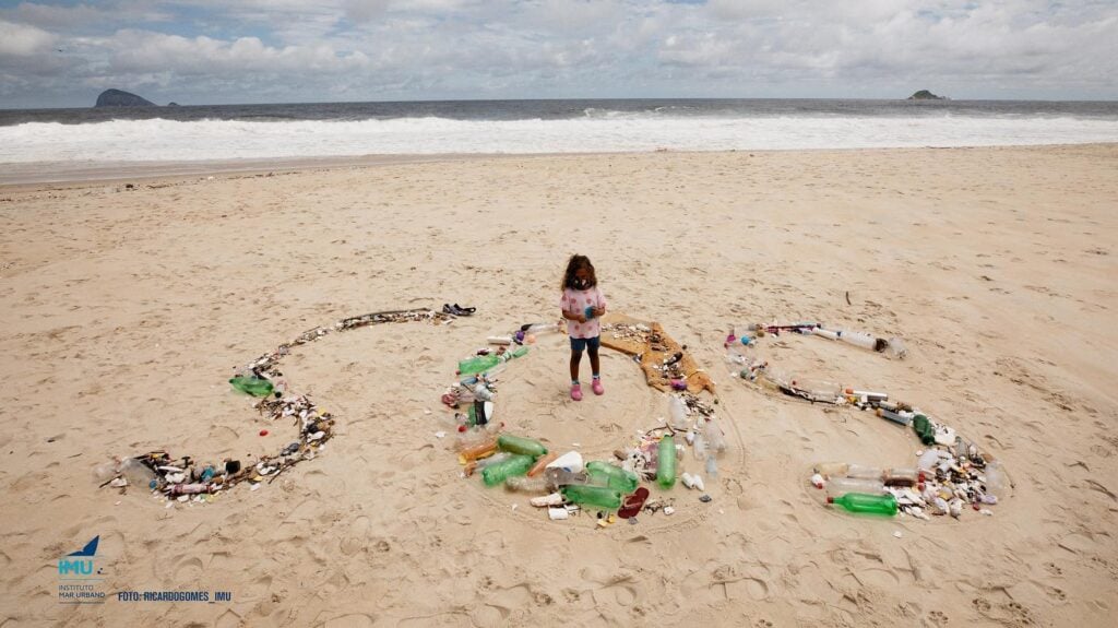 Lixo na praia de São Conrado (RJ)