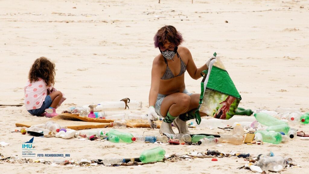 Lixo na praia de São Conrado (RJ)