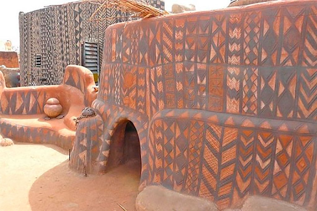 Mulheres Tiébélé decoram casas de barro em Burkina Faso - CicloVivo