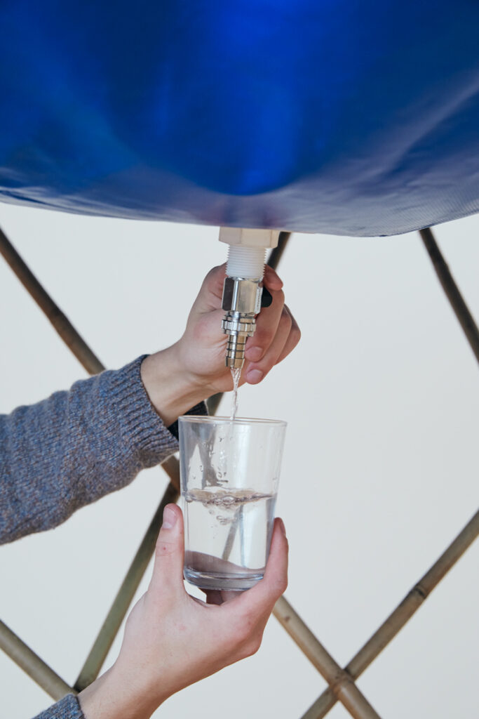 Destilador solar torna potável água salgada e poluída