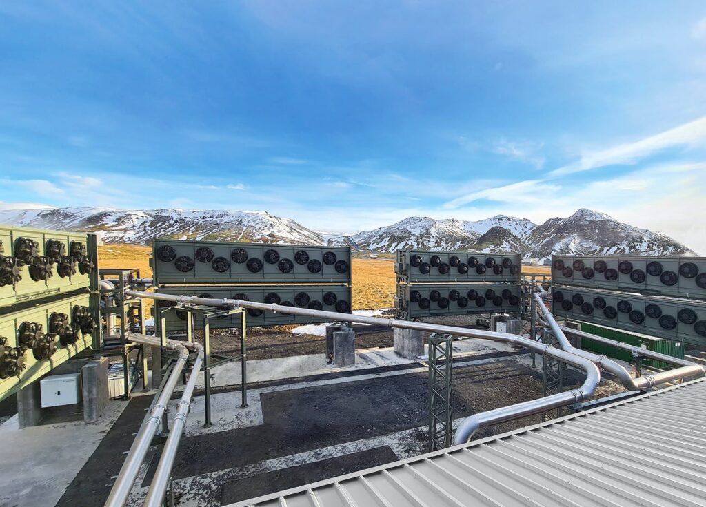Máquina que suga CO2 e transforma em rocha começa a funcionar na Islândia