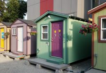 Mulheres constroem vila de mini-casas para abrigar mulheres sem-teto
