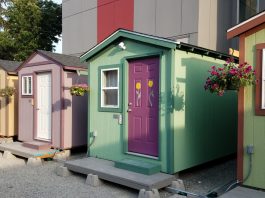 Mulheres constroem vila de mini-casas para abrigar mulheres sem-teto