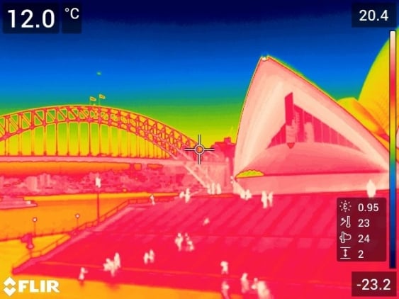 imagem térmica da Bahia de Sydney mostra o potencial da energia solar noturna