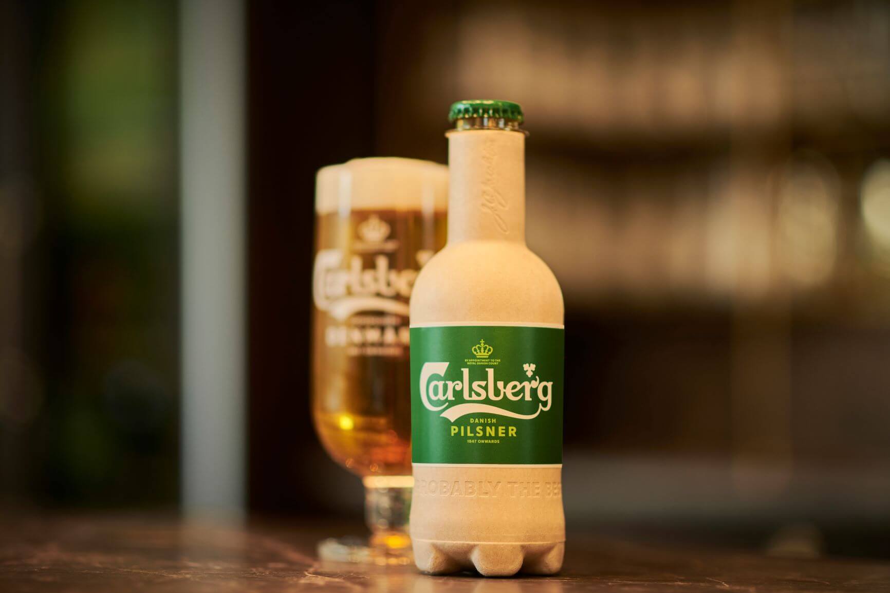 Garrafa de cerveja Carlsberg feita de fibra natural e biopolímeros