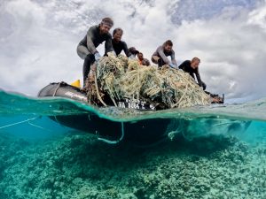 redes de pesca abandonada em recife havaiano