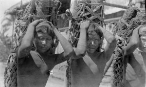 Crianças carregando fardos de borracha. Foto de R. Casement (1910)