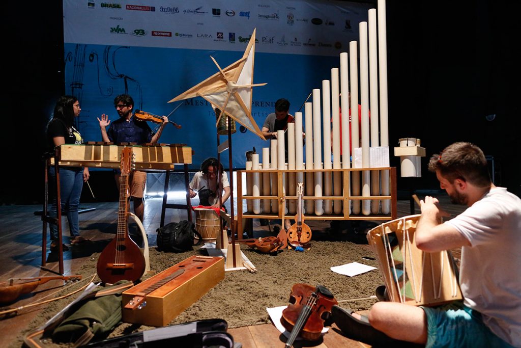 instrumentos musicais materiais recicláveis