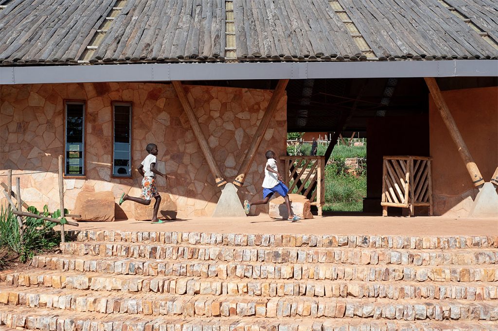 escola uganda construção ecológica