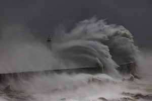 Getty images mudanças climáticas tempestade ondas
