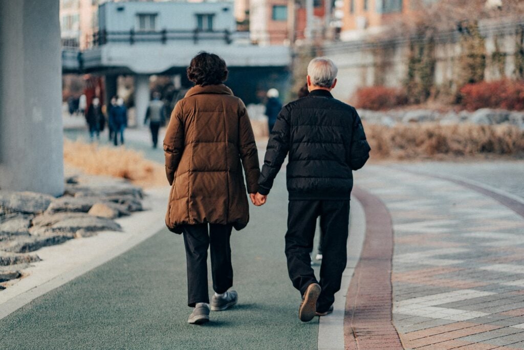 caminhada casal idosos