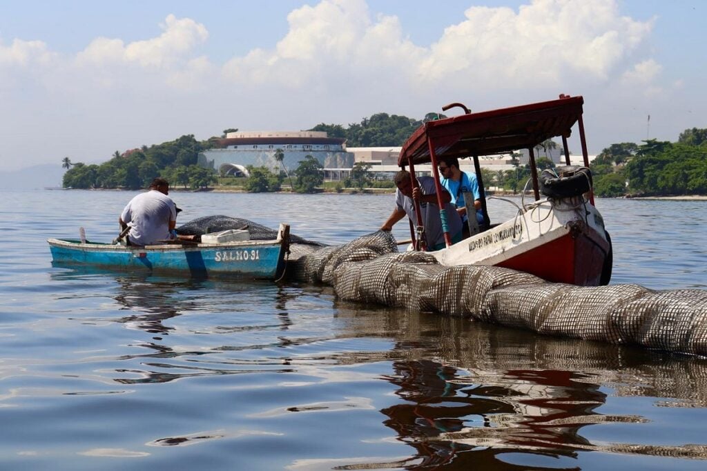 barreira lixo flutuante