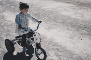 crianças bicicleta