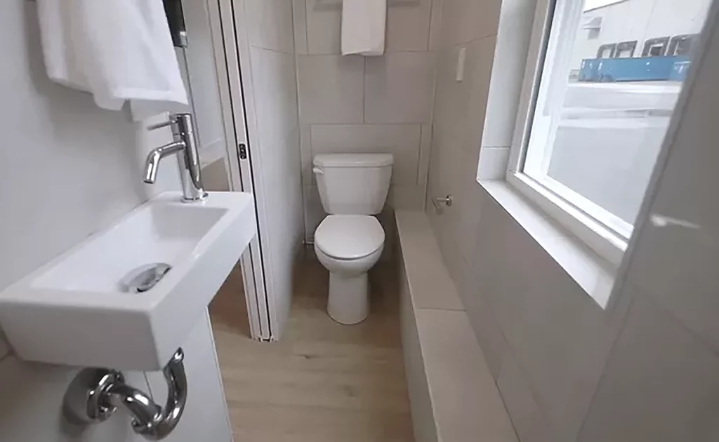 mini casa banheiro