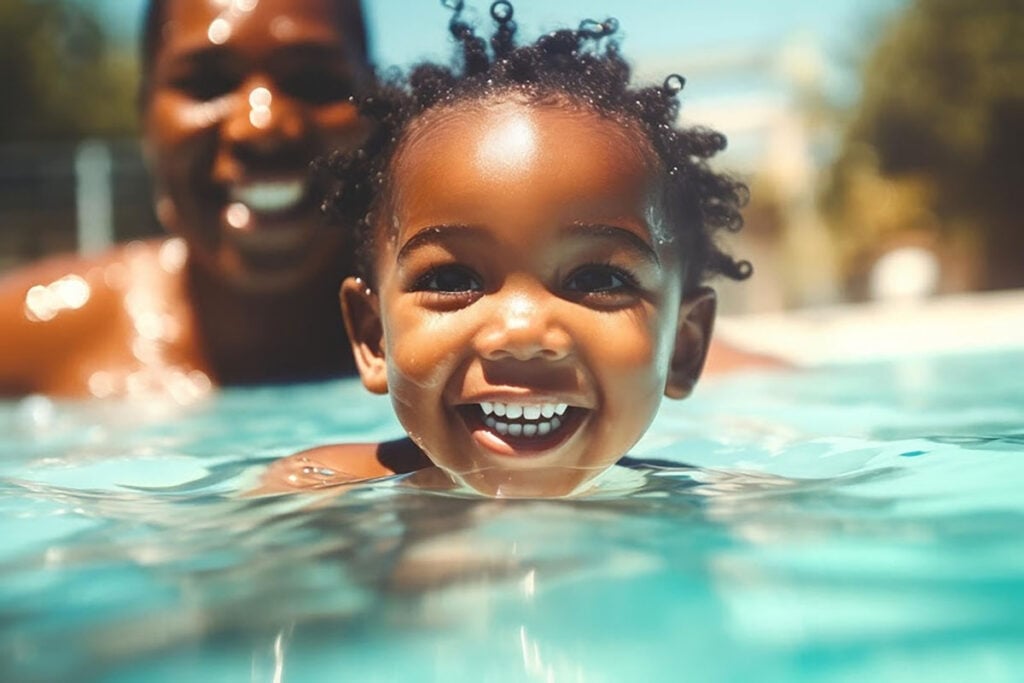piscina criança feliz