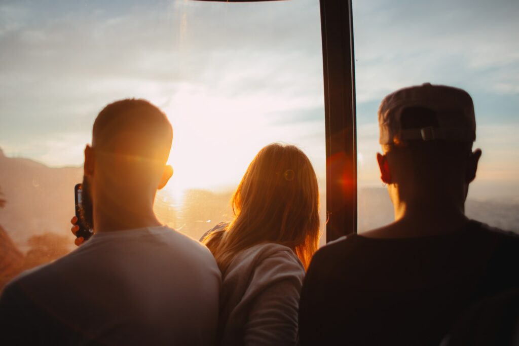 jovens por do sol