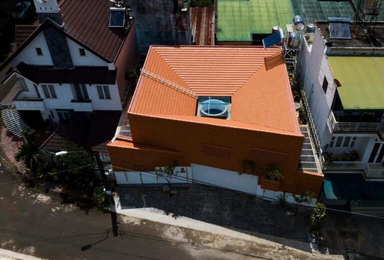 Casa mantém frescor com telhado invertido de argila