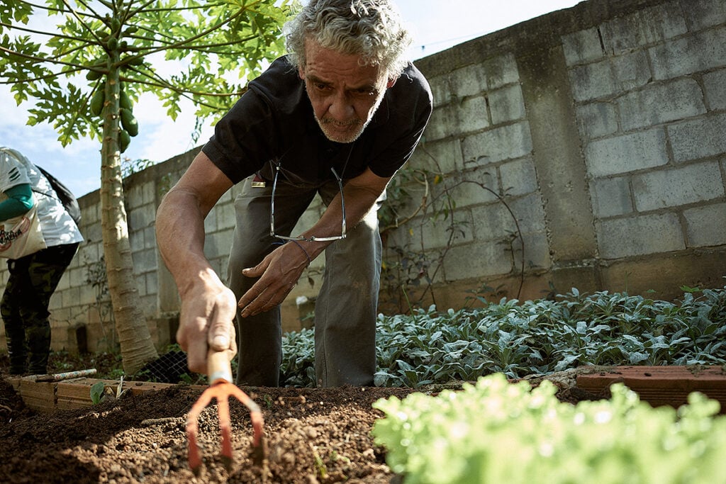 homem cuida de horta comunitária em Brasilândia São Paulo
