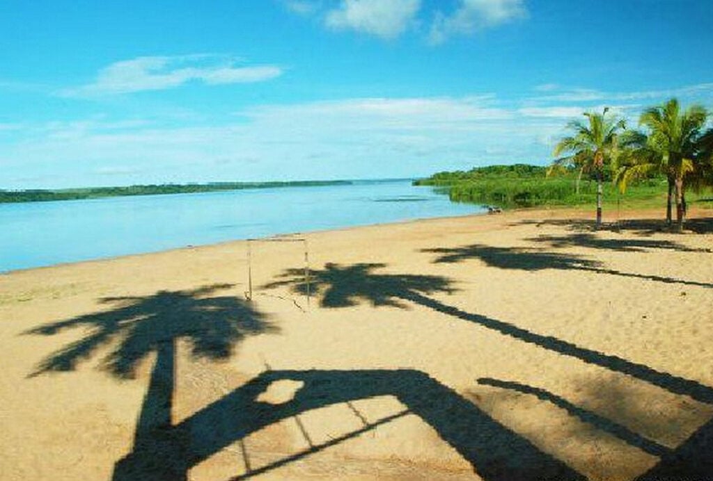 praia de rio em Itapura, interior de SP