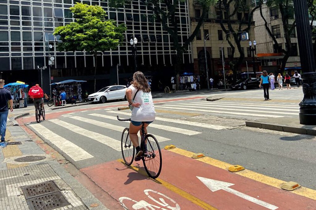 mukher em bicicleta em São Paulo