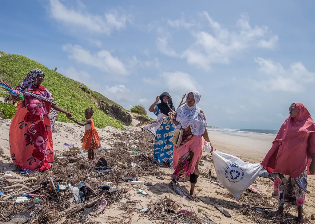 coleta de lixo na praia quenia