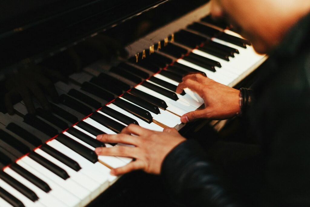 homem toca piano