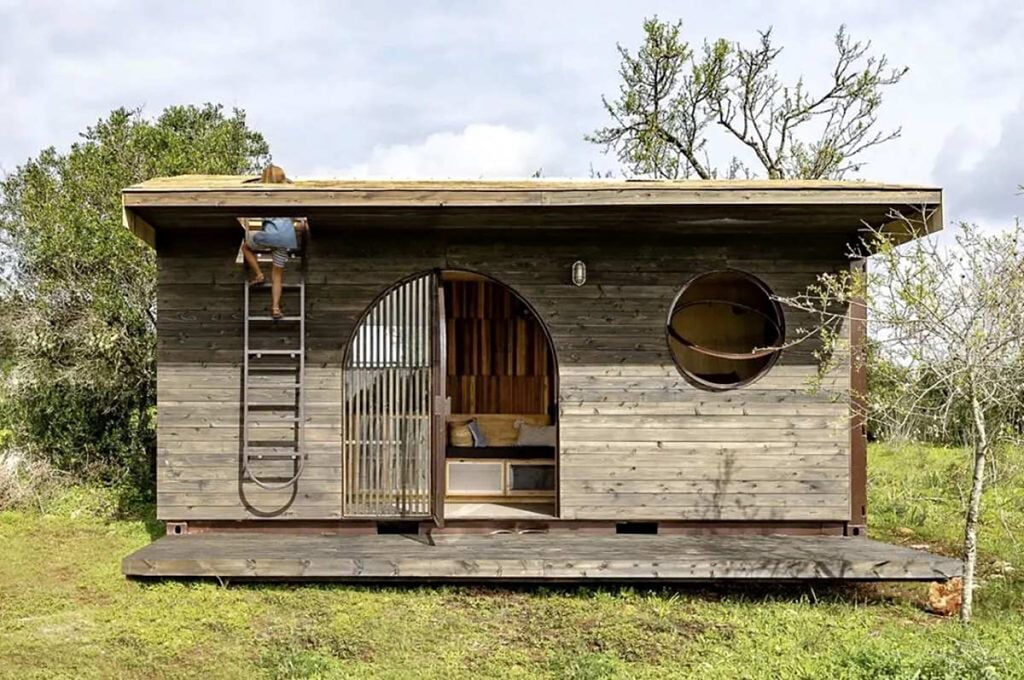 Casa contêiner com madeira combina conforto e minimalismo