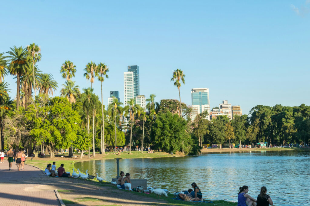 parque com lago na cidade de Buenos Aires