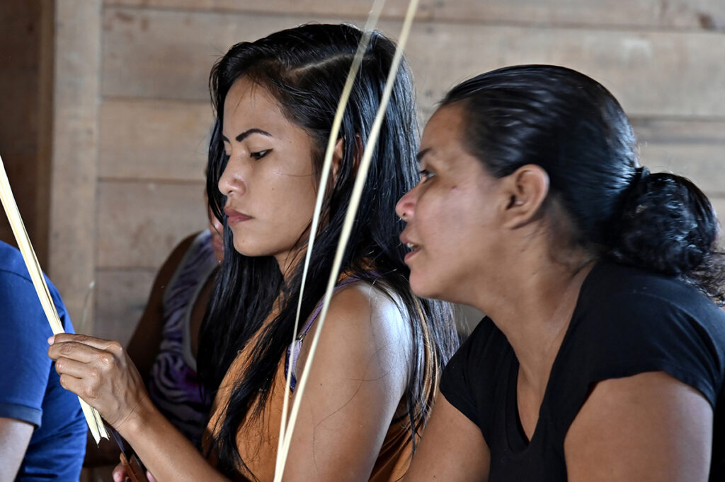 mulheres indígenas paumari artesanato