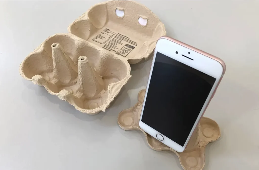 suporte para celular com caixa de ovos