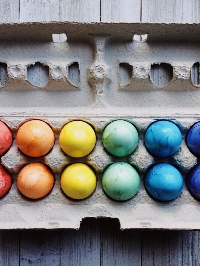 caixa de ovos coloridos