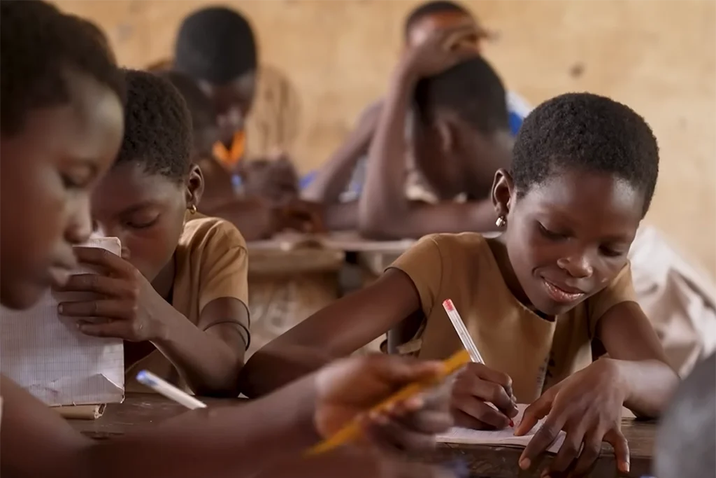 meninas em escola no Togo